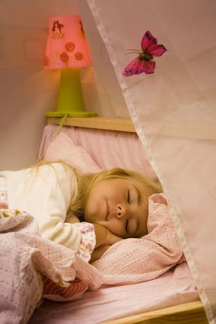 Gadis Kecil Tidur di Tempat Tidur