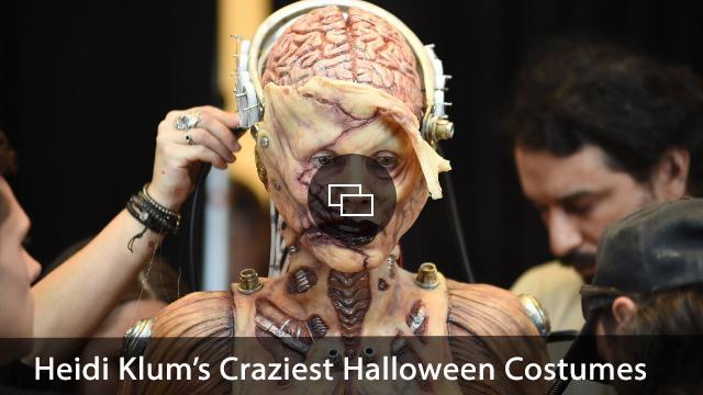 Фотосессия Хайди Клум для платьев Хайди Клум в костюме на Хэллоуин с живой аудиторией, витрины книжного магазина Amazon Prime, Нью-Йорк, 31 октября 2019 года.
