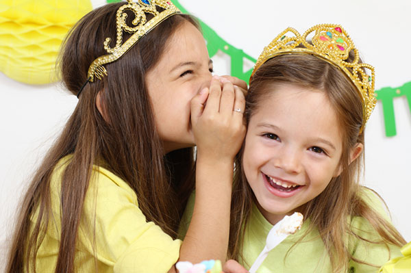 Twee prinsessen verkleed en klaar voor verjaardagsfeestje | Sheknows.com.au
