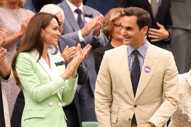 Katrīna, Velsas princese kopā ar Rodžeru Federeru un viņa sievu Mirku Federeri Karaliskajā ložā Centra kortā dienas laikā divi no 2023. gada Vimbldonas čempionātiem visas Anglijas zāliena tenisa un kroketa klubā 2023. gada 4. jūlijā Londonā, Anglijā.