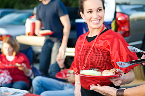 Frau im Fußballtrikot mit Essen