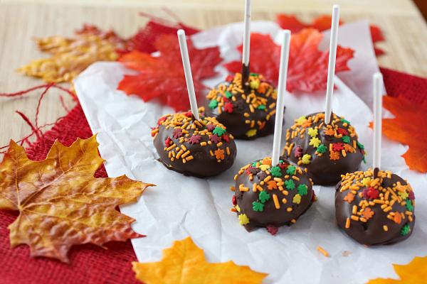 Met chocolade bedekte koekjesdeeg Pops