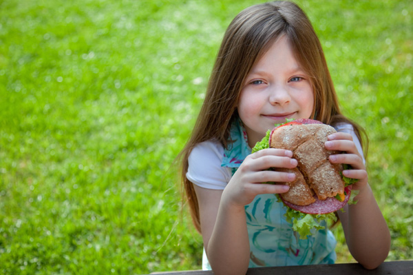lány egészséges szendvicset eszik