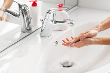 Femeie care se spală pe mâini