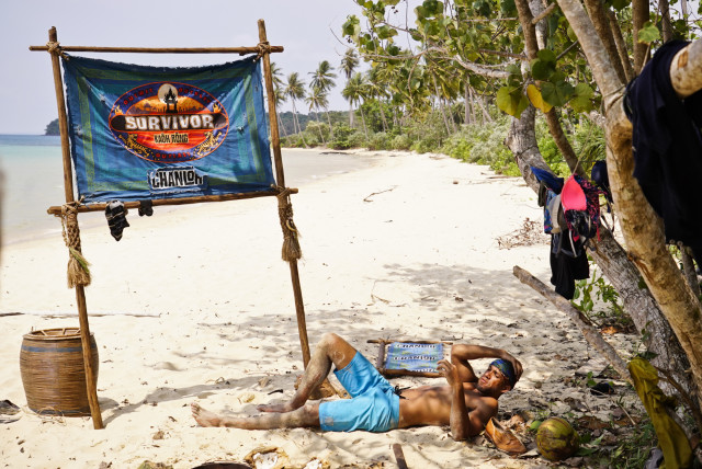 Peter Baggenstos ligt op Brains-strand op Survivor: Kaoh Rong