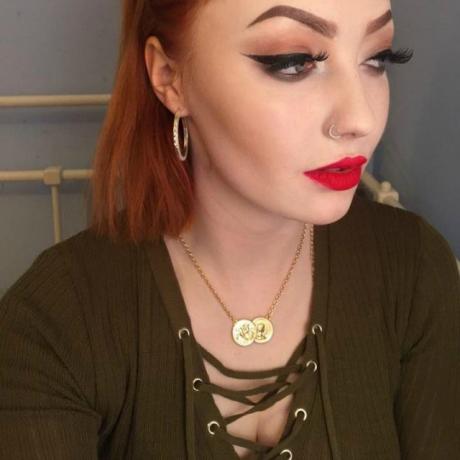 Tiener wordt getrolld voor half en half make-up selfie