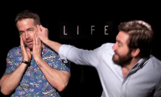 Ryan Reynolds ve Jake Gyllenhaal'ın 2017 filmi 'Life' için baskı yaptığı Gif
