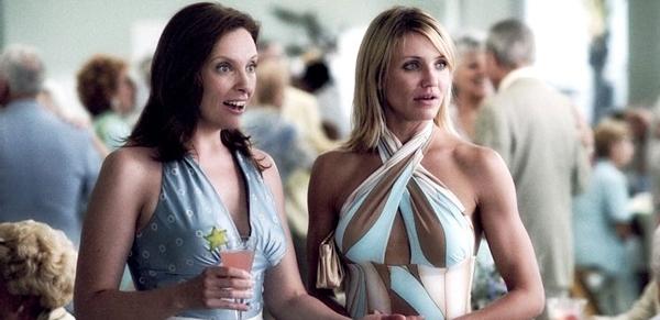 Toni Collete en Cameron Diaz lopen in haar schoenen