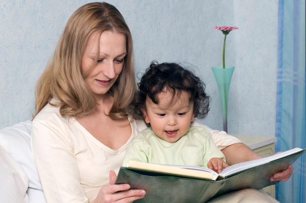 Madre, lectura, a, niño pequeño