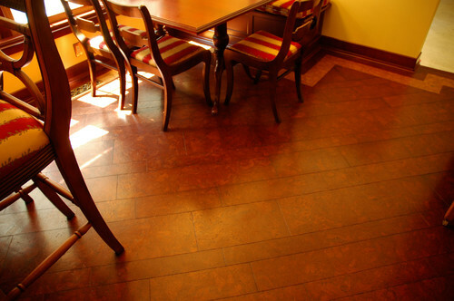 코르크 바닥으로 된 식당 공간