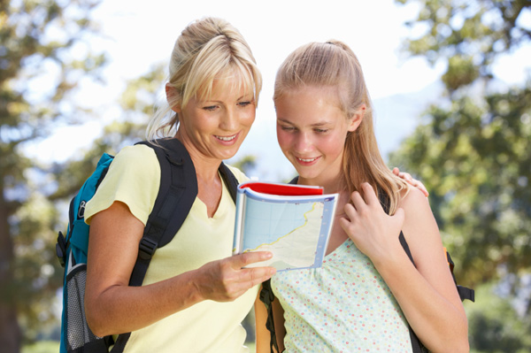 Mamá e hija adolescente senderismo