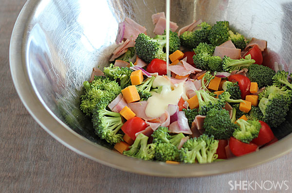 Herzhafter Brokkolisalat | Sheknows.com - Salat werfen