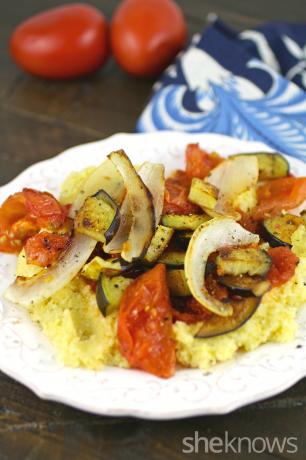 To klasyczne danie – polenta z pieczonymi pomidorami, cebulą i bakłażanem – może być na stole w 30 minut