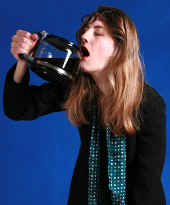 Nő iszik a kávéskannából