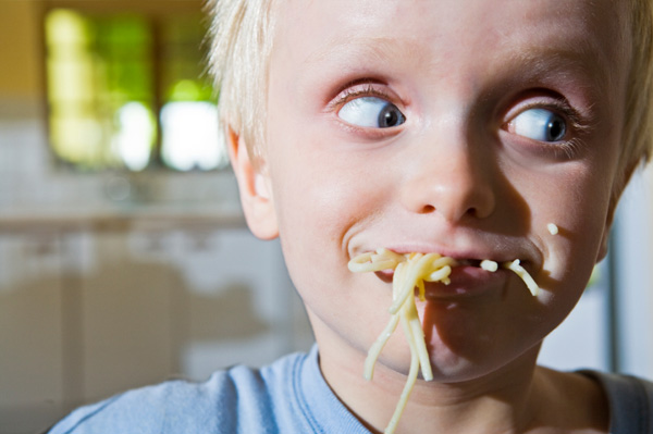 Gyermek rossz étkezési szokásokkal