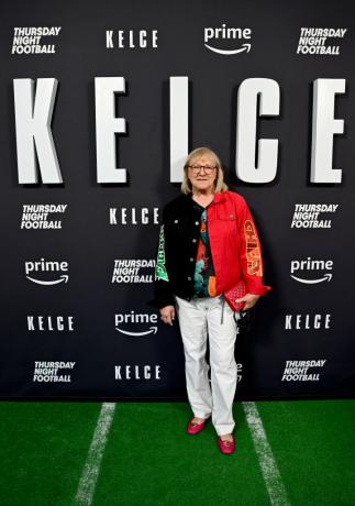 FILADELFIJA, PENSILVĀNIJA — 08. SEPTEMBRIS: Donna Kelce apmeklē ceturtdienas vakara futbolu, kas 2023. gada 8. septembrī Filadelfijā, Pensilvānijas štatā, iepazīstina ar filmas 