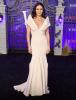 Catherine Zeta-Jones는 "수요일" 시사회에서 깊게 파인 드레스를 입고 감탄했습니다.