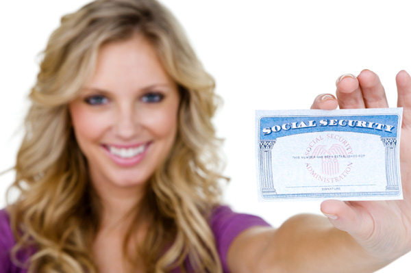 Kobieta trzymająca kartę ubezpieczenia społecznego
