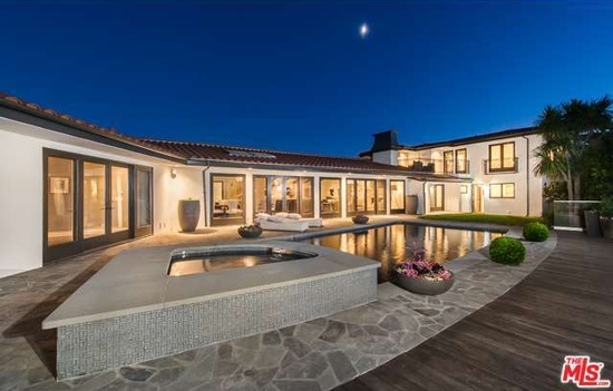 ミラ・クニスがロサンゼルスの自宅をリストアップ