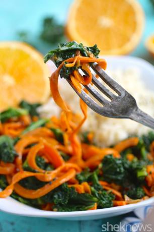 Eine Gabel voll Grünkohl und Süßkartoffelpfanne mit Orangensauce ist eine einfach zuzubereitende Mahlzeit für einen fleischlosen Montag!