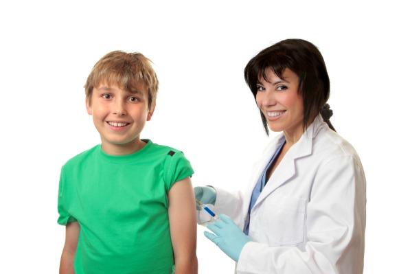 Anak laki-laki mendapat vaksin