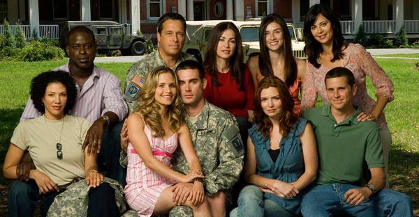 O elenco de Army Wives estrelado por Catherine Bell (extrema direita, topo)