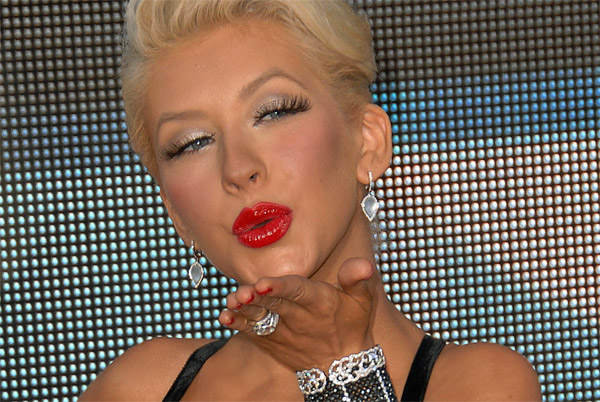 Christina Aguilera, jolla on vääriä silmäripset ja punaiset huulet