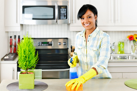 Žena, čištění její kuchyně