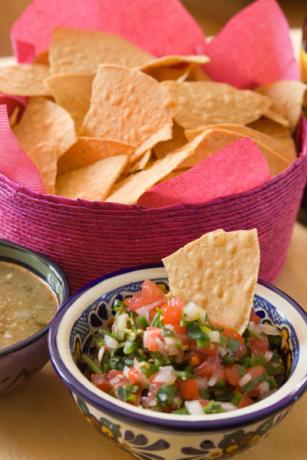 Tortilla chips és salsa