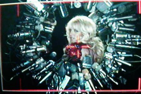 Britney Spears twiittasi kuvan Hold it Against Me -videosta