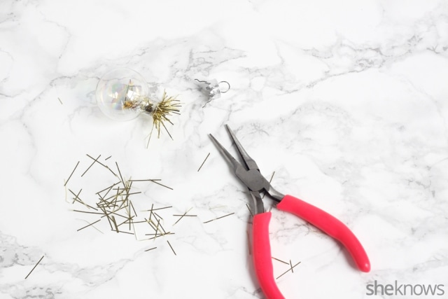 diy-mini-ornament-necklace-for-the-holidays: ขั้นตอนที่ 2 | Sheknows.com