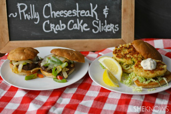  Slider selancar atau rumput: Philly cheesesteak dan penggeser kue kepiting 