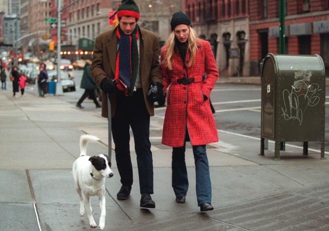 John F. Kennedy Jr. és felesége, Carolyn kutyájukkal sétálnak 1997. január 1-jén New Yorkban. 