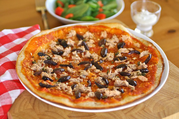 Bezglutenowy piątek: Pizza z tuńczykiem i czarną oliwką