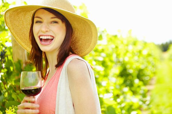 Onnellinen nainen juo viiniä