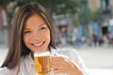 Γυναίκα που πίνει μπύρα έξω