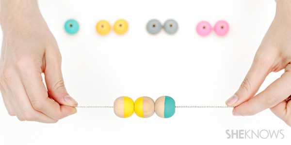 DIY Halsketten-Tutorial: Richten Sie die nächste Farbe der gemalten Perlen auf der Halskette aus