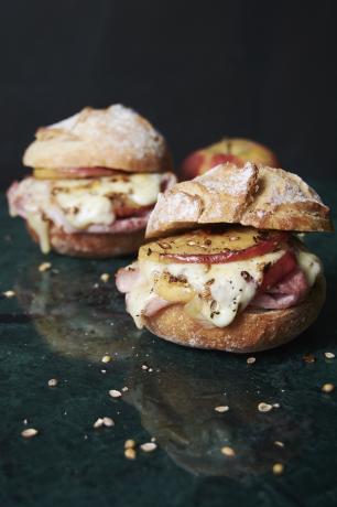 Apfel-Schinken-Raclette-Sandwich