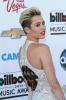 Miley Cyrus ismét lecsapott az új zenei hírek – SheKnows – előestéjén