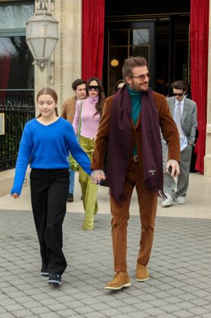 PARIS, FRANKRIKE – 4. MARS: Harper Beckham og David Beckham blir sett forlate hotellet 4. mars 2023 i Paris, Frankrike. (Foto av Pierre SuuGC Images)