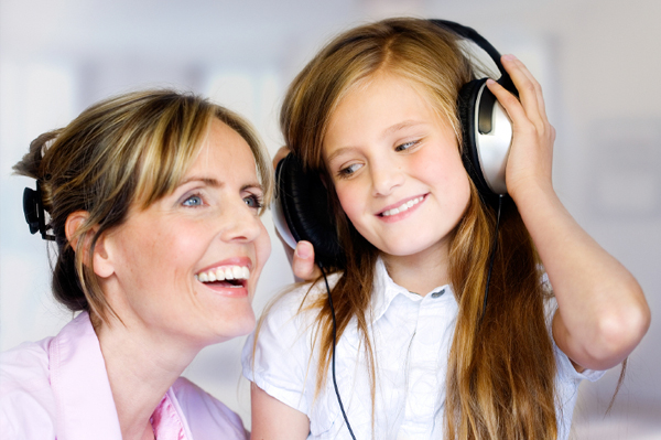 Moeder en tween dochter luisteren naar muziek