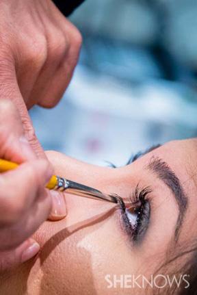 Maquilleuse à l'aide d'un pinceau de maquillage