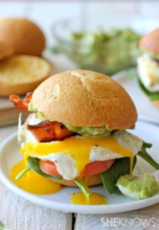 BLT con uova fritte e guacamole