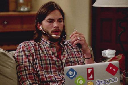 Ashton Kutcher w tarapatach za naklejki na laptopa