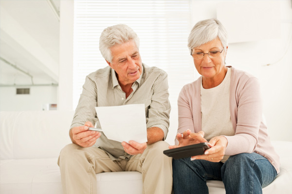 Los abuelos revisan las finanzas