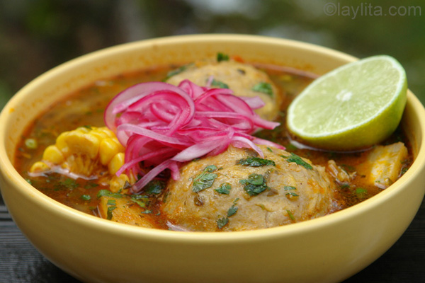 Sopa de bola de masa de plátano verde (caldo de bolas de verde) 