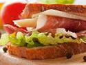 Gluténmentes Prosciutto és Provolone szendvics pestoval