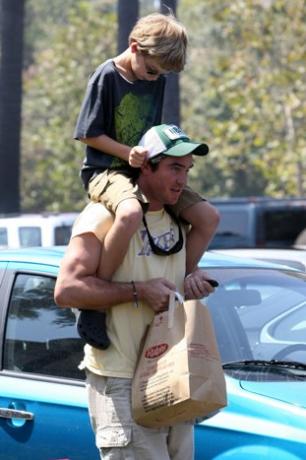 Dean Cain e seu filho fazem algumas compras