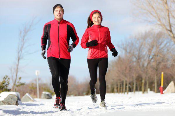 kobieta i mężczyźni biegający zimą