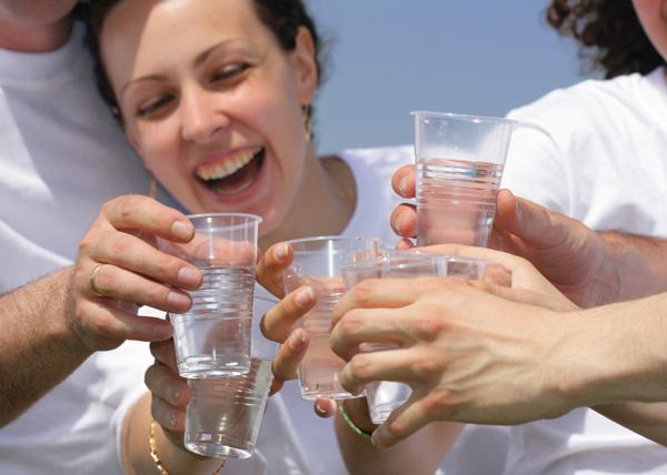 Amis buvant de l'eau